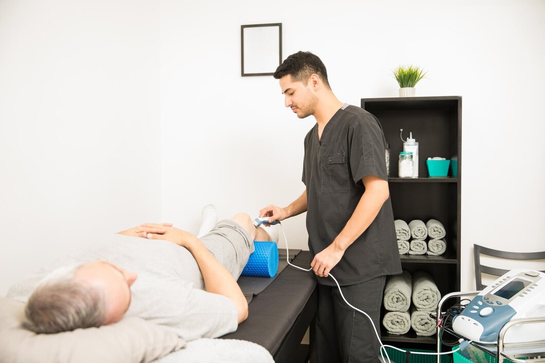 Jak efektywnie łączyć terapie falą uderzeniową, kinesiotaping i masaże w rehabilitacji pooperacyjnej?