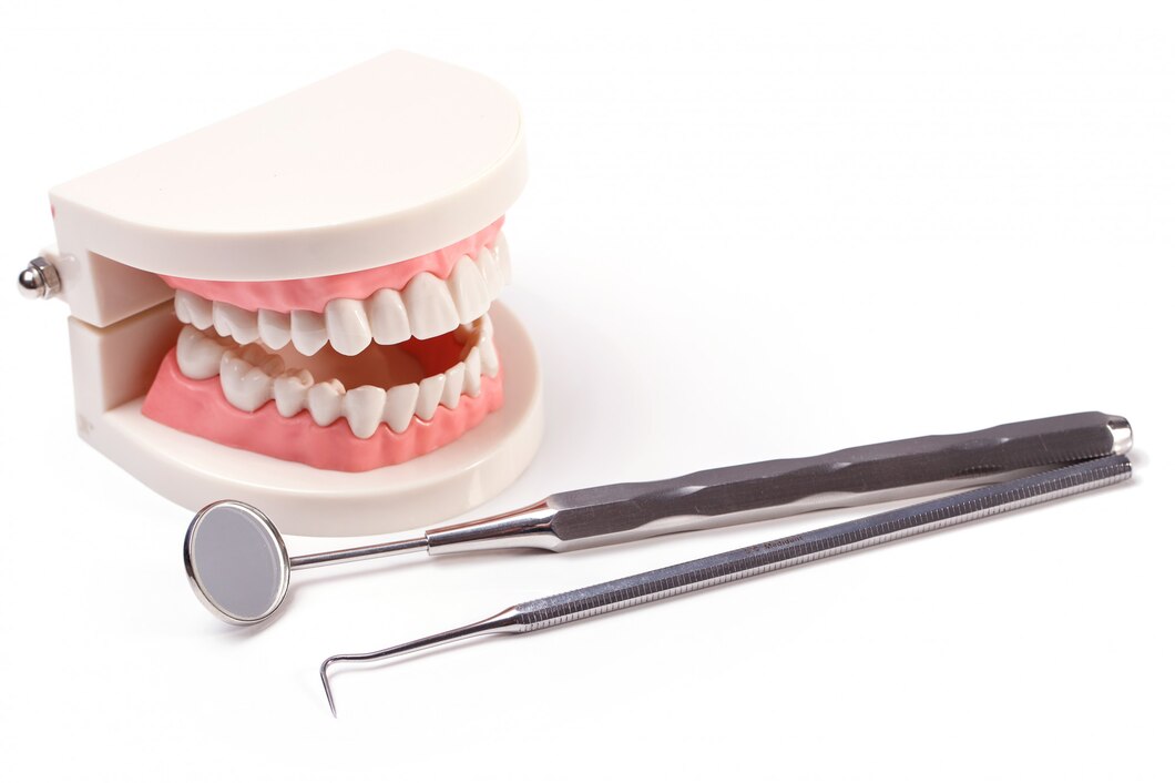 Poradnik dla pacjentów, jak prawidłowo dbać o protezy zębowe