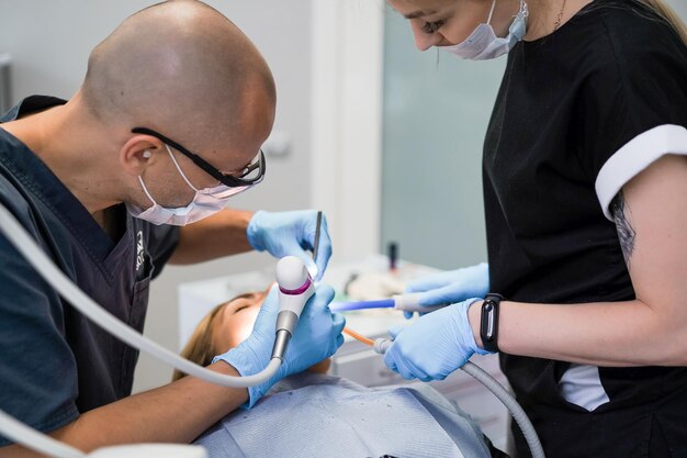 Implanty zębowe – czym są i kiedy się je wszczepia?